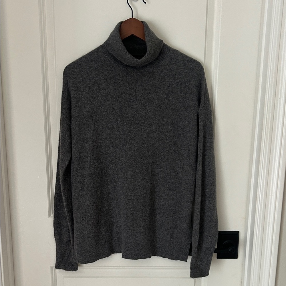 Halogen Women’s Charcoal Gray 100% Cashmere Turtleneck sweater SZ Medium